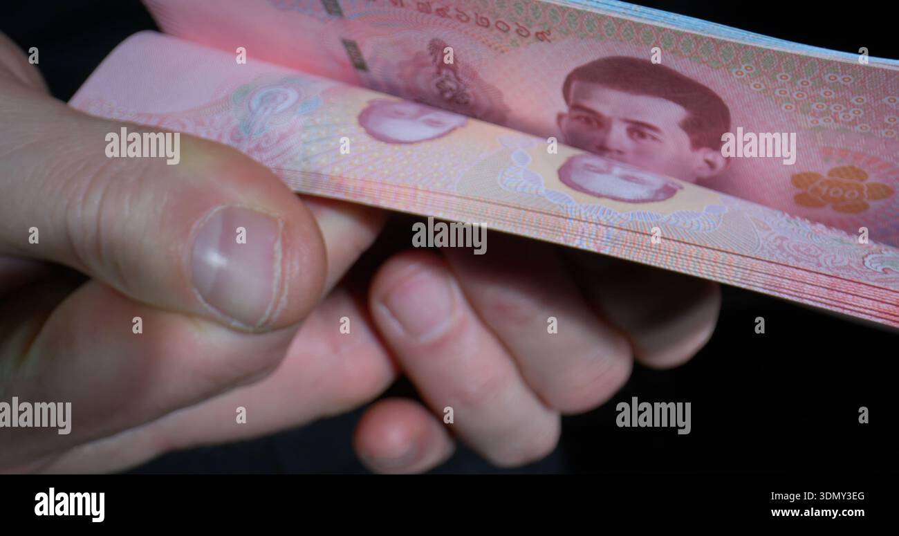 Person, die während einer täglichen Transaktion in Nordkorea Won-Notizen in einer Nahansicht hält Stockfoto