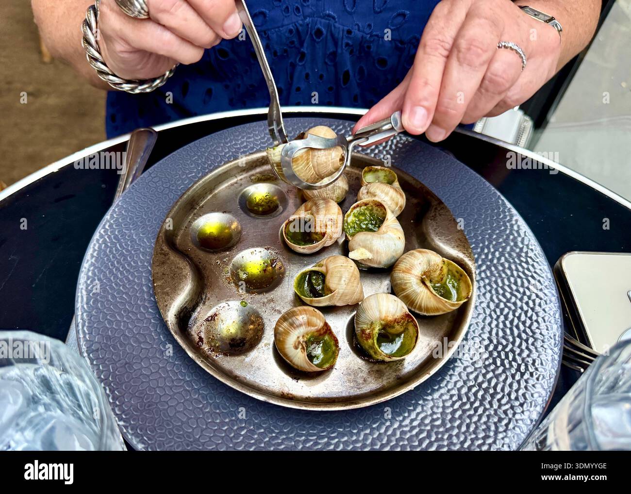 Escargot in Paris essen - Smartphone-aufgenommenes Stockfoto