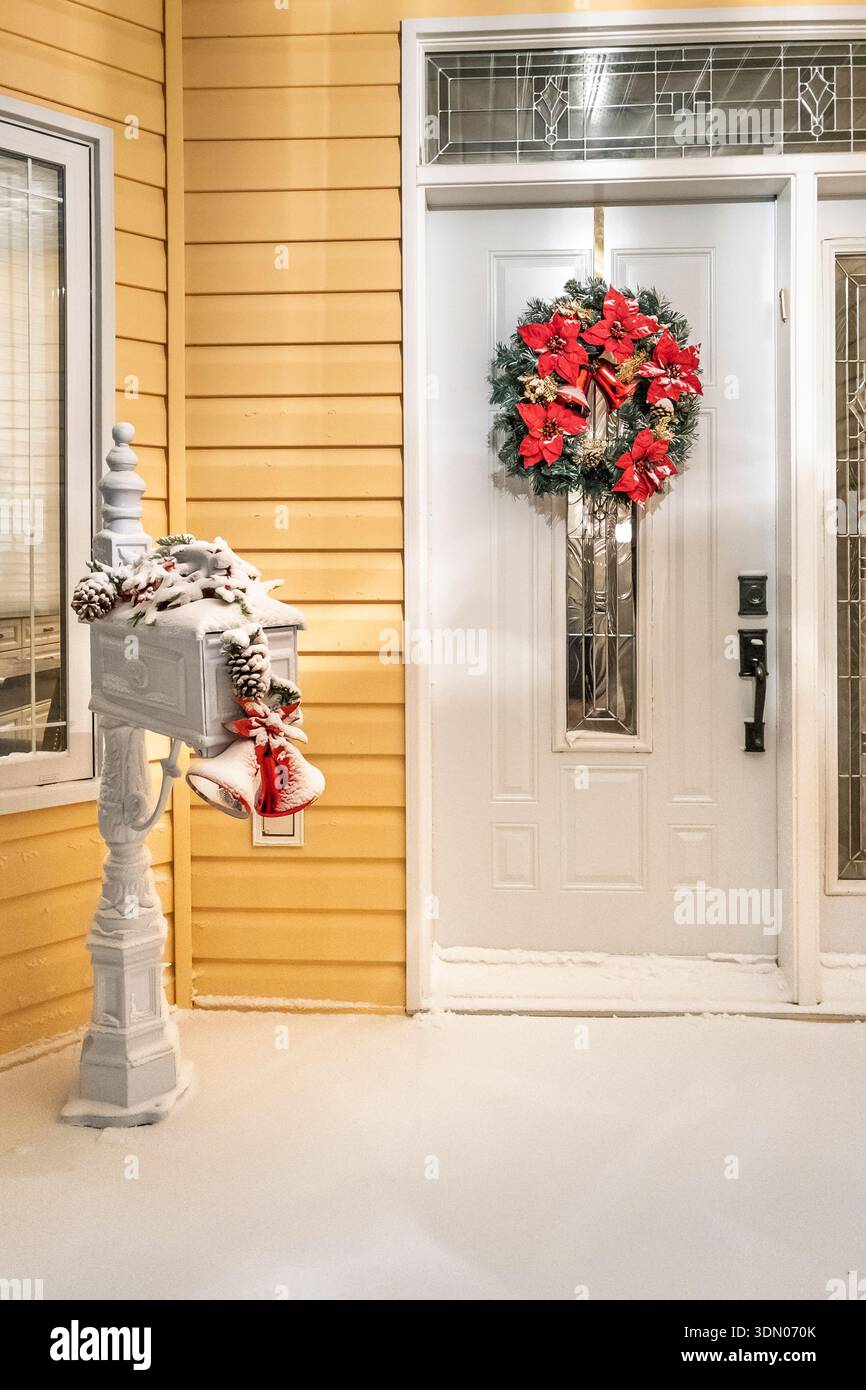 Eine Eingangstür zu einem Haus, das im Winter für Weihnachten in Winkler, Manitoba, Kanada dekoriert wurde. Stockfoto