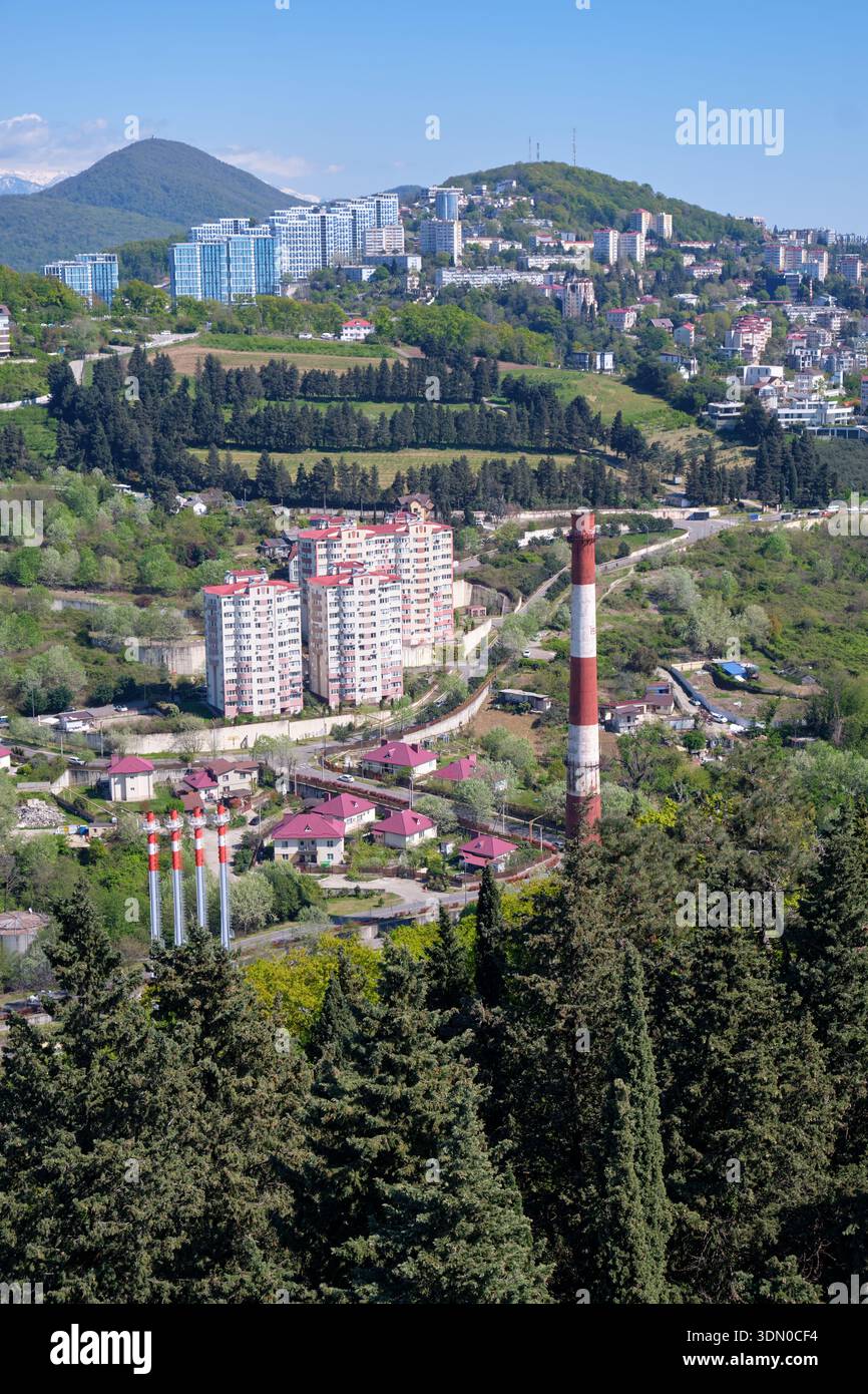 Der Blick von der Aussichtsplattform im Arboretum Park in östlicher Richtung auf den Gipfel des Mount Akhun und moderne Hotels und Wohnkomplexe. Sotschi, R Stockfoto