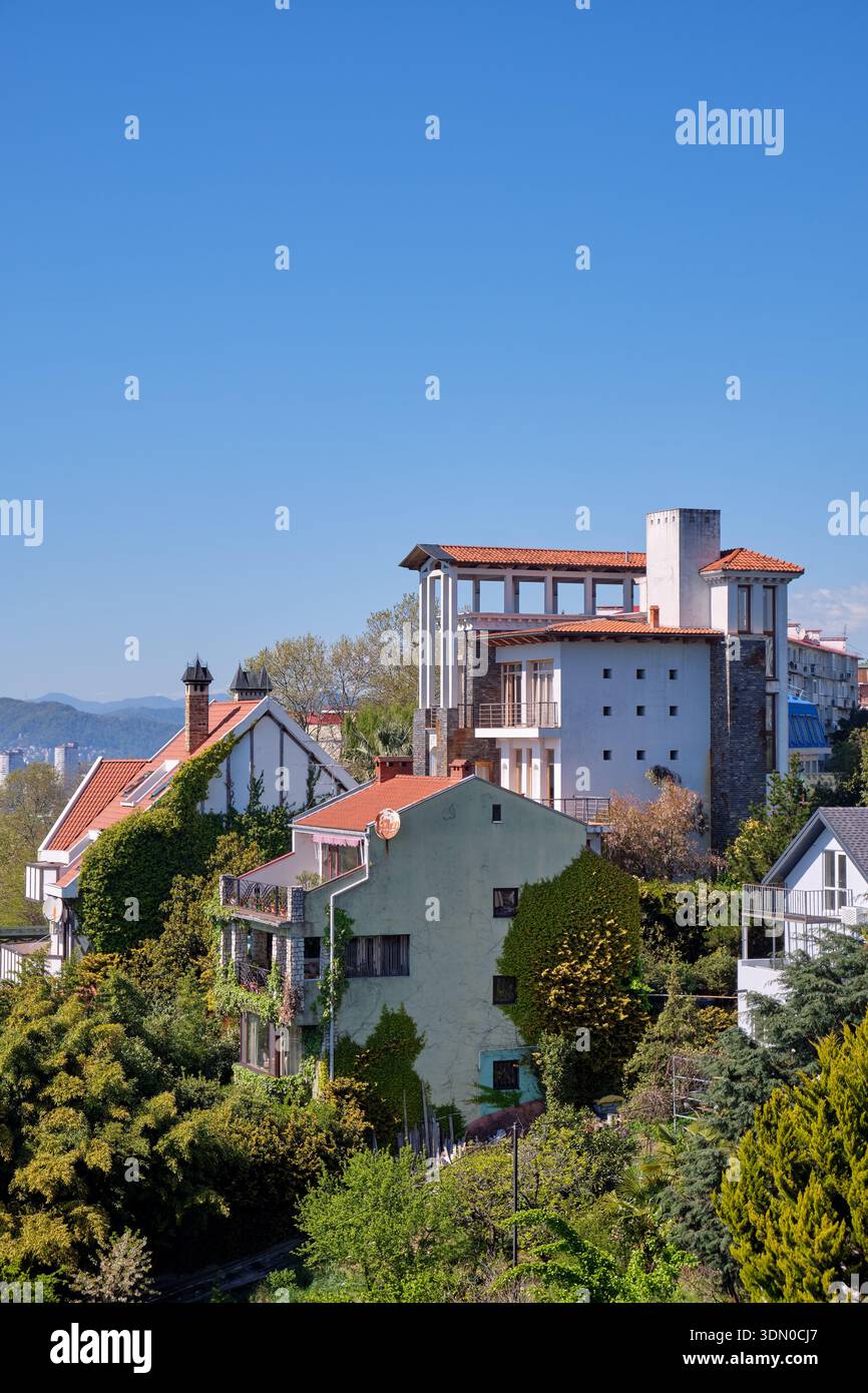 Der Blick von der Aussichtsplattform im oberen Teil des Arboretum Parks auf die Hotels und Wohngebäude rund um die Deputaskaya Straße von Sochi. Kra Stockfoto