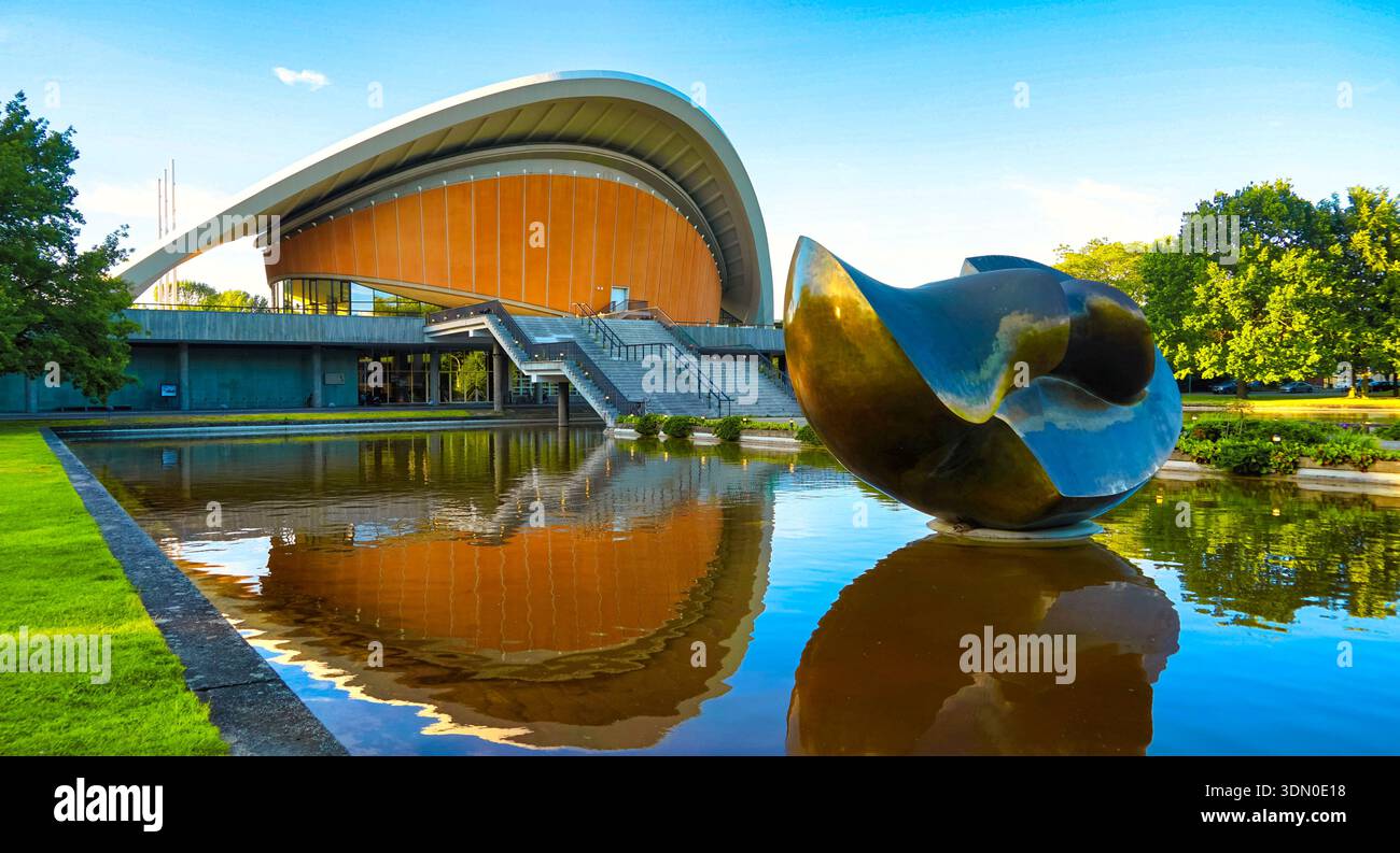 Haus der Kulturen der Welt HKW von Hugh Stubbins, reflektiert mit Henry-Moore-Skulptur, Berlin. Erbaut für IBA Internationale Bauausstellung 1957 Stockfoto