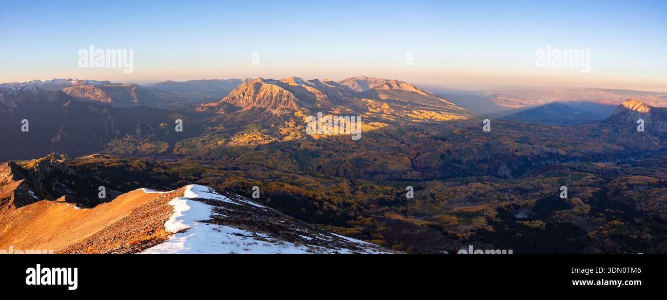 Dieses atemberaubende Panorama bei Sonnenaufgang in den Bergen bietet den farbenfrohen Aspenhain am Keblar Pass in der Nähe von Crested Butte, Colorado. Stockfoto