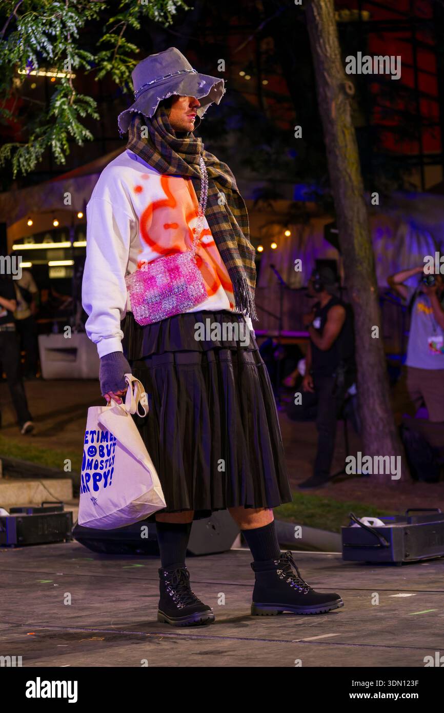 Ein männliches Model posiert auf dem Laufsteg der Quebec Designer Modeschau in Montreal, Quebec, Kanada Stockfoto