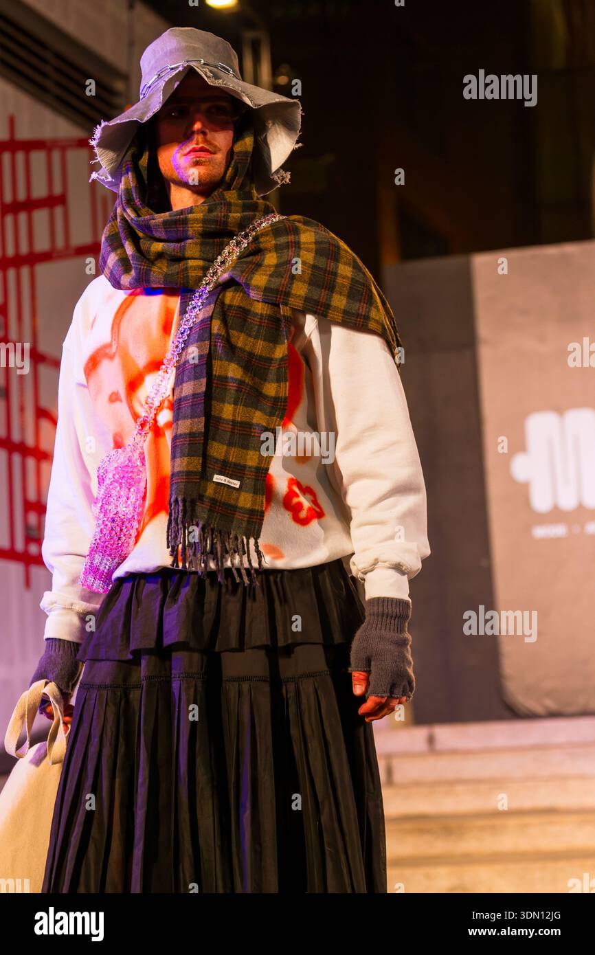 Ein männliches Model posiert auf dem Laufsteg der Quebec Designer Modeschau in Montreal, Quebec, Kanada Stockfoto