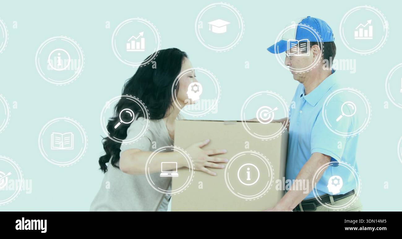 Umtauschbox, Frau und Kurier stehen in blauem Studio mit hellblauem Polo, blauer Kappe und UI-Symbolen Stockfoto