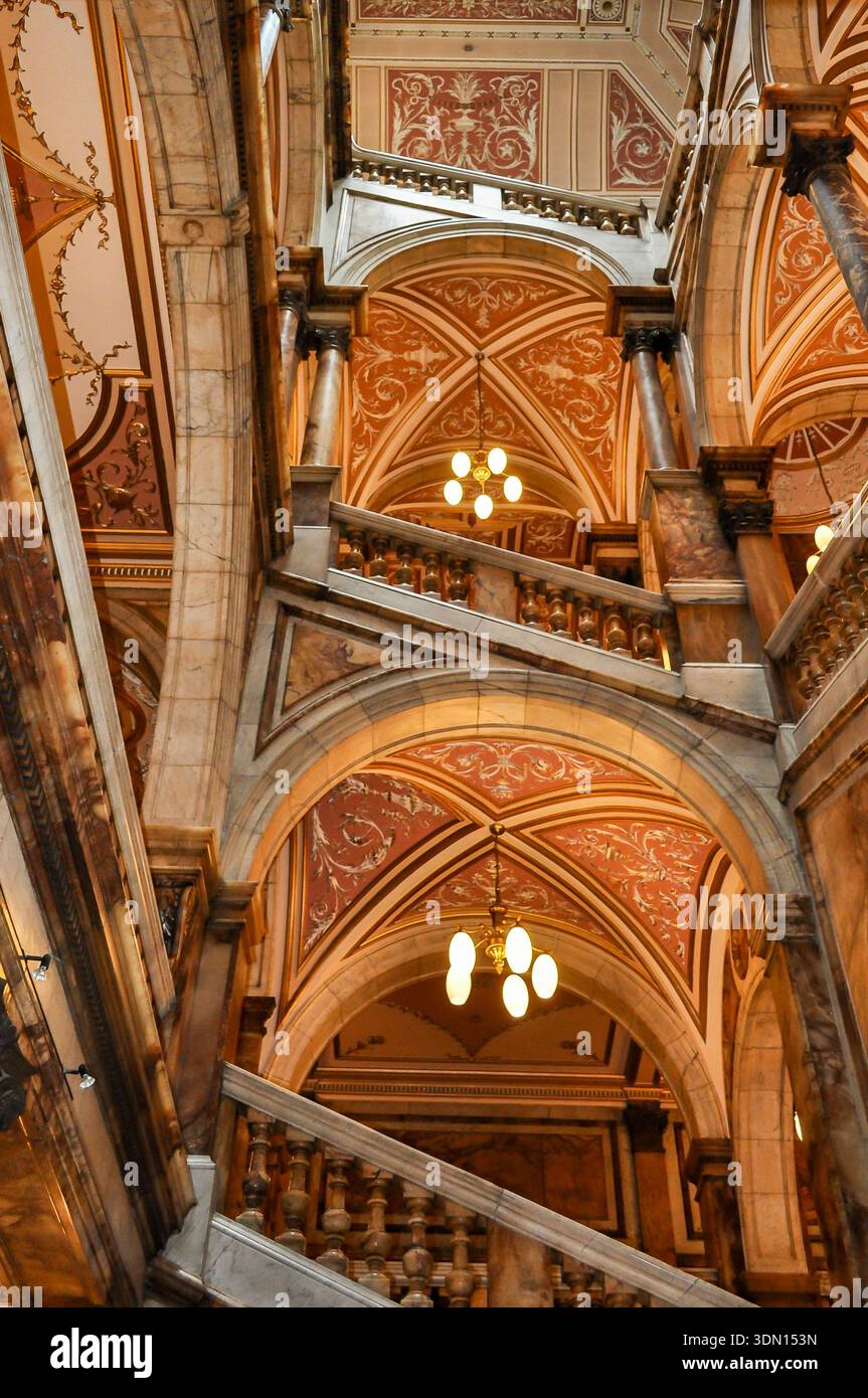 Das Innere der Glasgower City Chambers, Schottland. Kunstvolle Architektur mit detaillierter Decke und Balustrade. Elegante Beleuchtungskörper leuchten auf Stockfoto