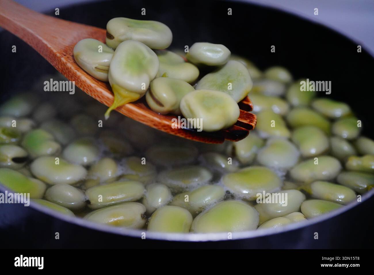 preparación de habas en una olla Stockfoto