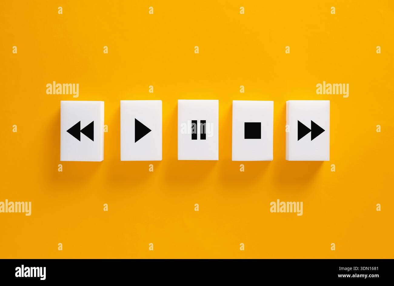 Steuertasten für Multimedia-Player mit Funktionen für Wiedergabe, Pause, Stopp, Rücklauf und Vorlauf auf gelbem Hintergrund Stockfoto