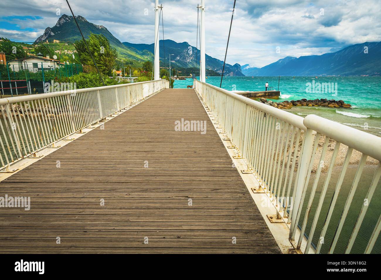 Fantastische Promenade auf der spektakulären Fußgängerbrücke mit herrlichem Blick in der Nähe von Toscolano Maderno, Gardasee, Lombardei, Italien, Europa Stockfoto