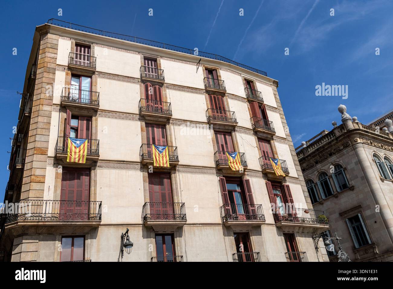 Stadtzentrum von Barcelona, Wohnhaus am Plaza Sant Jaume, mit katalanischen La Estelada Flaggen von Balkonen, Spanien, Europa Stockfoto