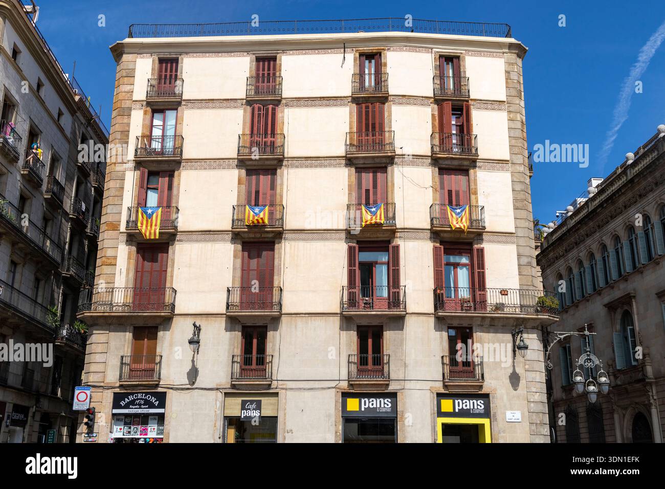 Stadtzentrum von Barcelona, Wohnhaus am Plaza Sant Jaume, mit katalanischen La Estelada Flaggen von Balkonen, Spanien, Europa Stockfoto
