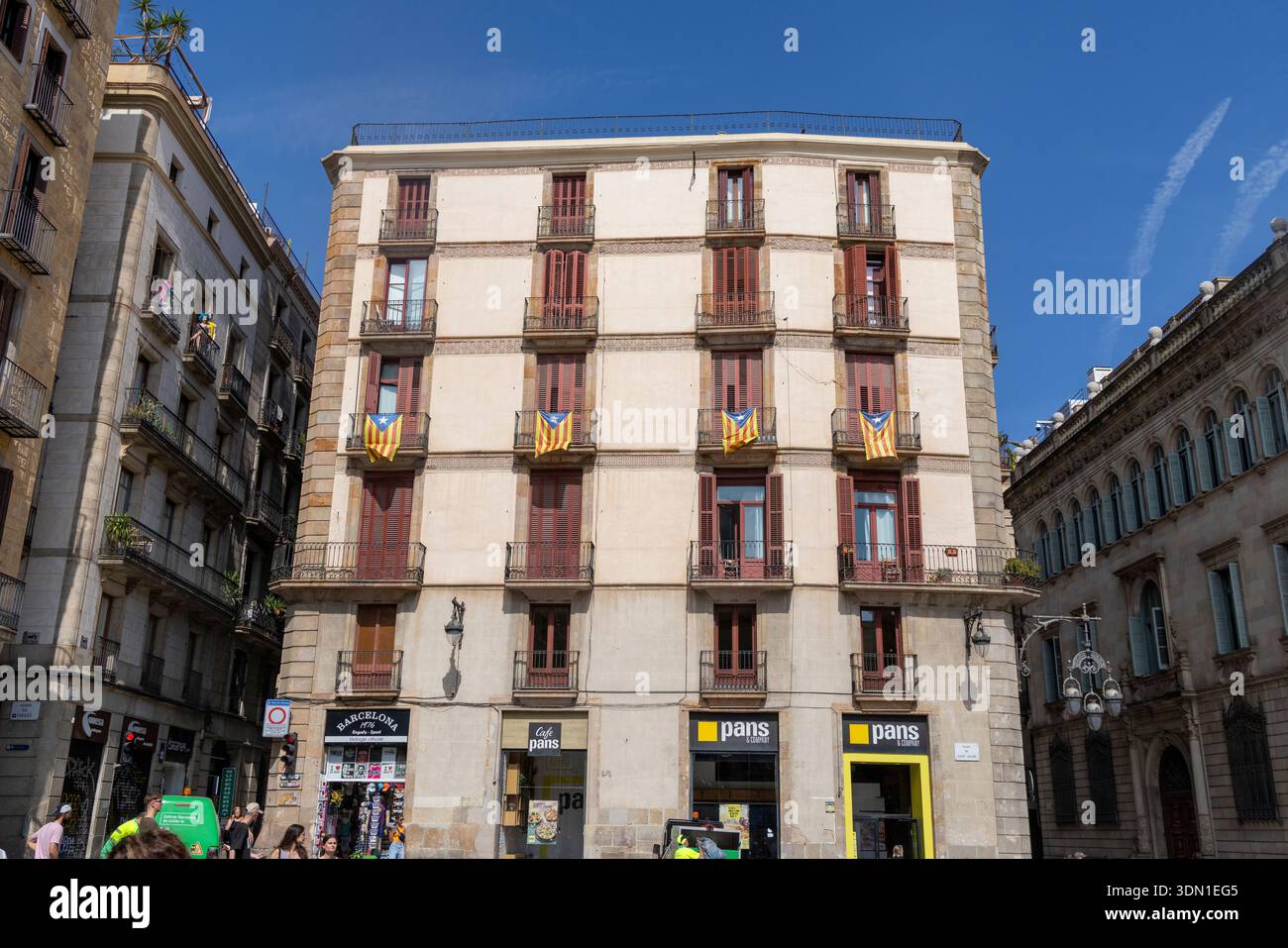 Stadtzentrum von Barcelona, Wohnhaus am Plaza Sant Jaume, mit katalanischen La Estelada Flaggen von Balkonen, Spanien, Europa Stockfoto
