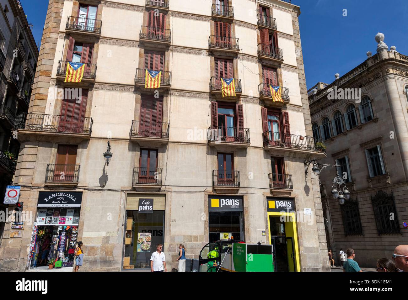 Stadtzentrum von Barcelona, Wohnhaus am Plaza Sant Jaume, mit katalanischen La Estelada Flaggen von Balkonen, Spanien, Europa Stockfoto