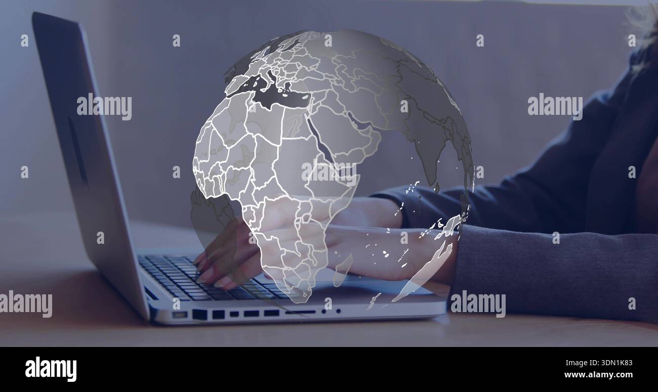 Tippen Sie weibliche Hände, die sich am Schreibtisch über die Laptop-Tastatur bewegen, tragen Sie einen dunklen Pullover mit Globus-Overlay Stockfoto