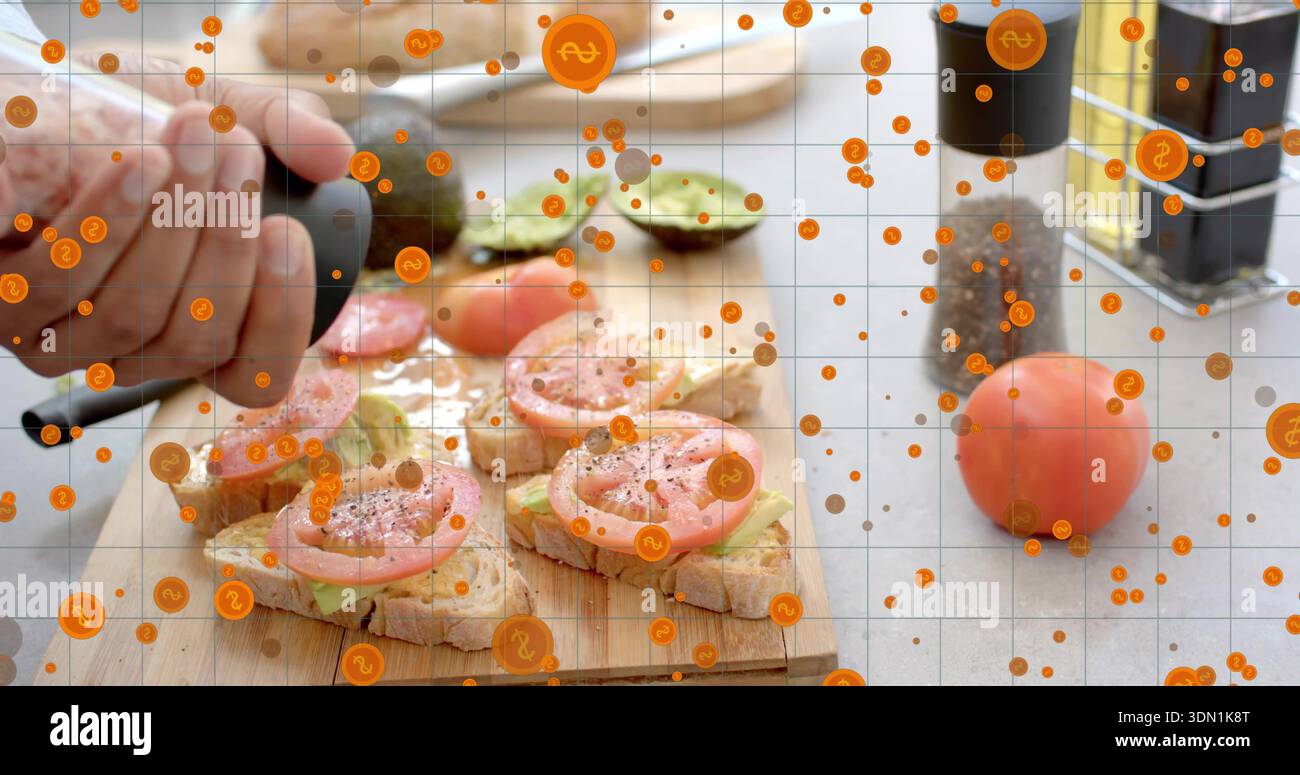 Mit der Hand mit Pfeffermühle über Bord an der Theke bestreuen, Avocado-Tomaten-Toast mit orangefarbenem Überzug Stockfoto