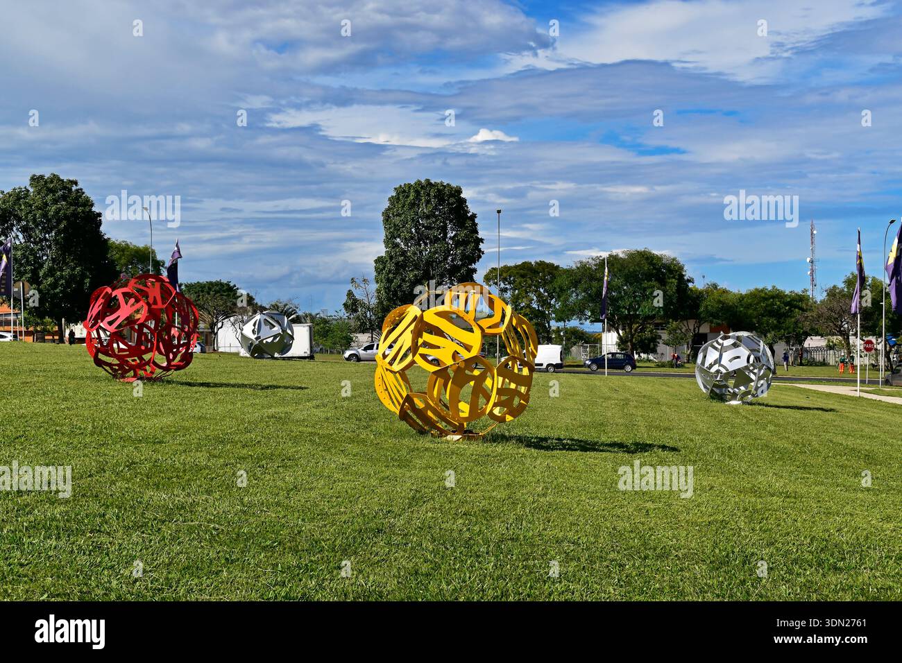 BRASILIA, BUNDESDISTRIKT, BRASILIEN - 13. Januar 2026: Sieben Kugeln, Skulpturen des Künstlers Darlan Rosa Stockfoto