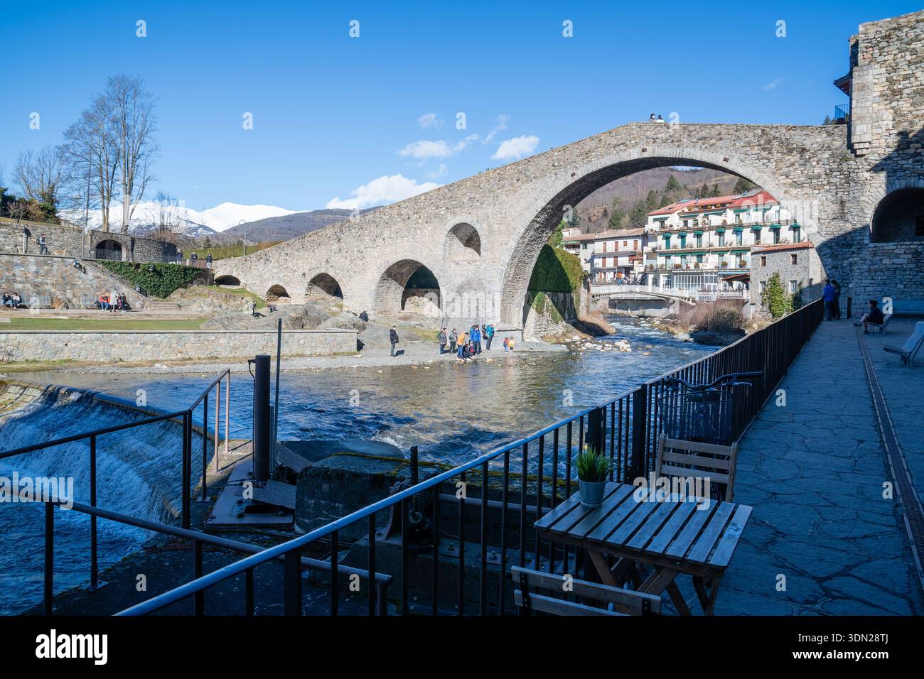 Pont Nou (neue Brücke) romanische Brücke, einbogige Steinbrücke, Touristen in der Nähe des Flusses, Bar Terrasse, Camprodon, Katalonien, Spanien Stockfoto