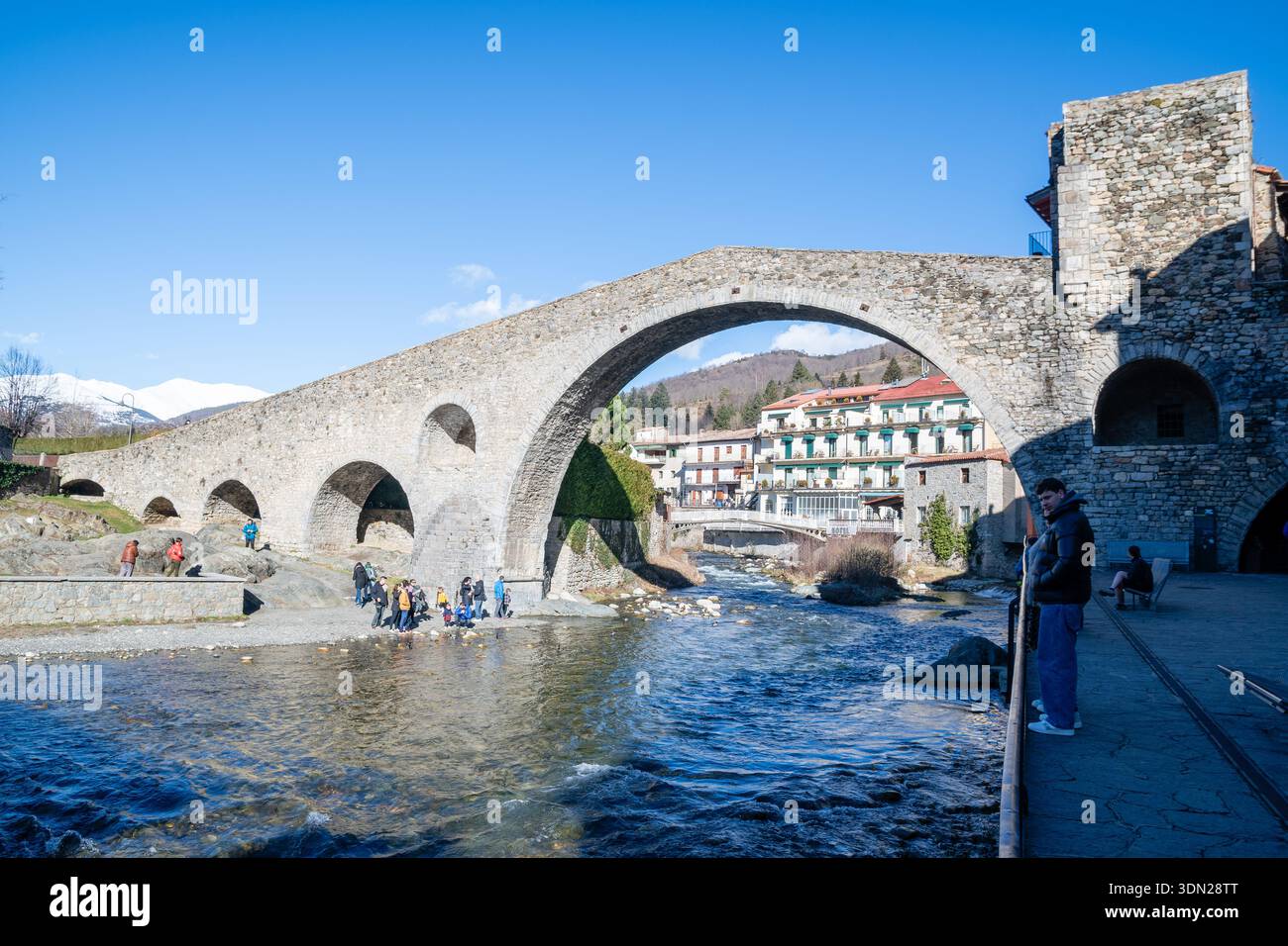 Pont Nou (neue Brücke) romanische Brücke, einbogige Steinbrücke, Touristen in der Nähe des Flusses, Camprodon, Katalonien, Spanien Stockfoto