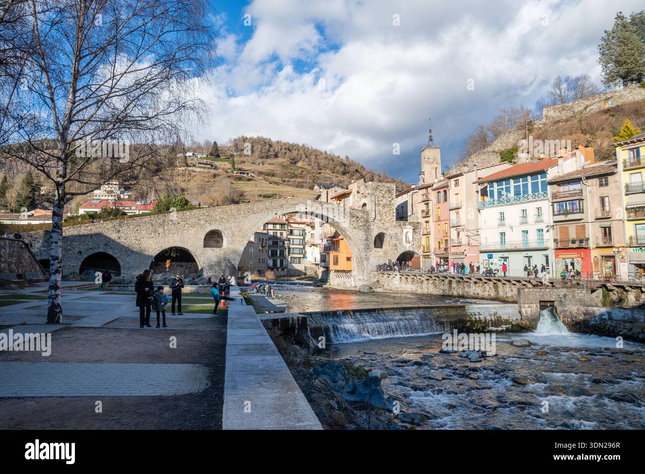 Pont Nou (neue Brücke) romanische Brücke, einbogige Steinbrücke, Touristen in der Nähe des Flusses, Camprodon, Katalonien, Spanien Stockfoto