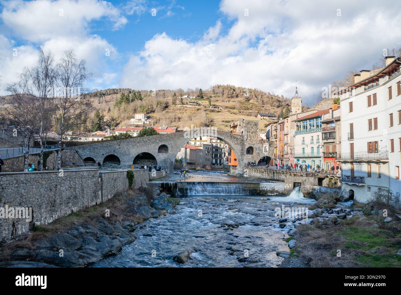 Pont Nou (neue Brücke) romanische Brücke, einbogige Steinbrücke, Touristen in der Nähe des Flusses, Camprodon, Katalonien, Spanien Stockfoto