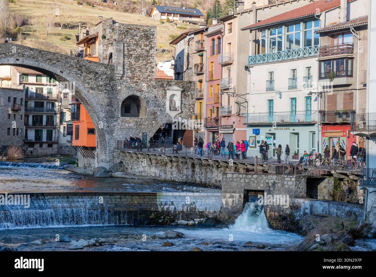 Pont Nou (neue Brücke) romanische Brücke, einbogige Steinbrücke, Touristen in der Nähe des Flusses, Camprodon, Katalonien, Spanien Stockfoto