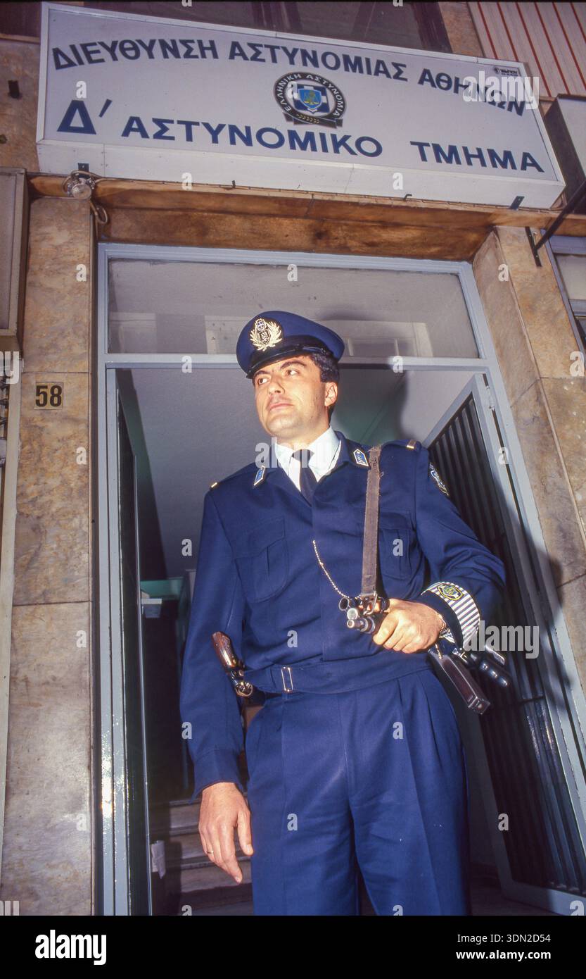 Griechenland, Athen, Ein Polizeibeamter in Uniform der ehemaligen Stadtpolizei (Astynomia Poleon) vor der 4. Polizeiwache von Athen. Die Städte Po Stockfoto