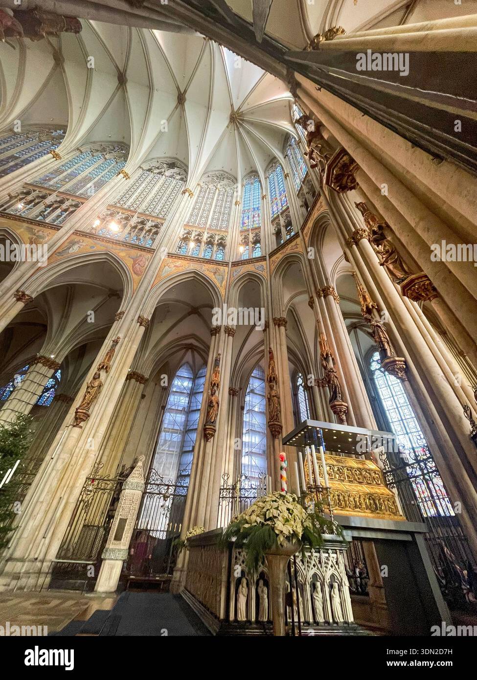 Deutschland, Köln das goldene Heiligtum der drei Könige in Deutschlands größtem Dom, dem Kölner Dom. Es wird angenommen, dass es die Reliquien enthält, oder rema Stockfoto