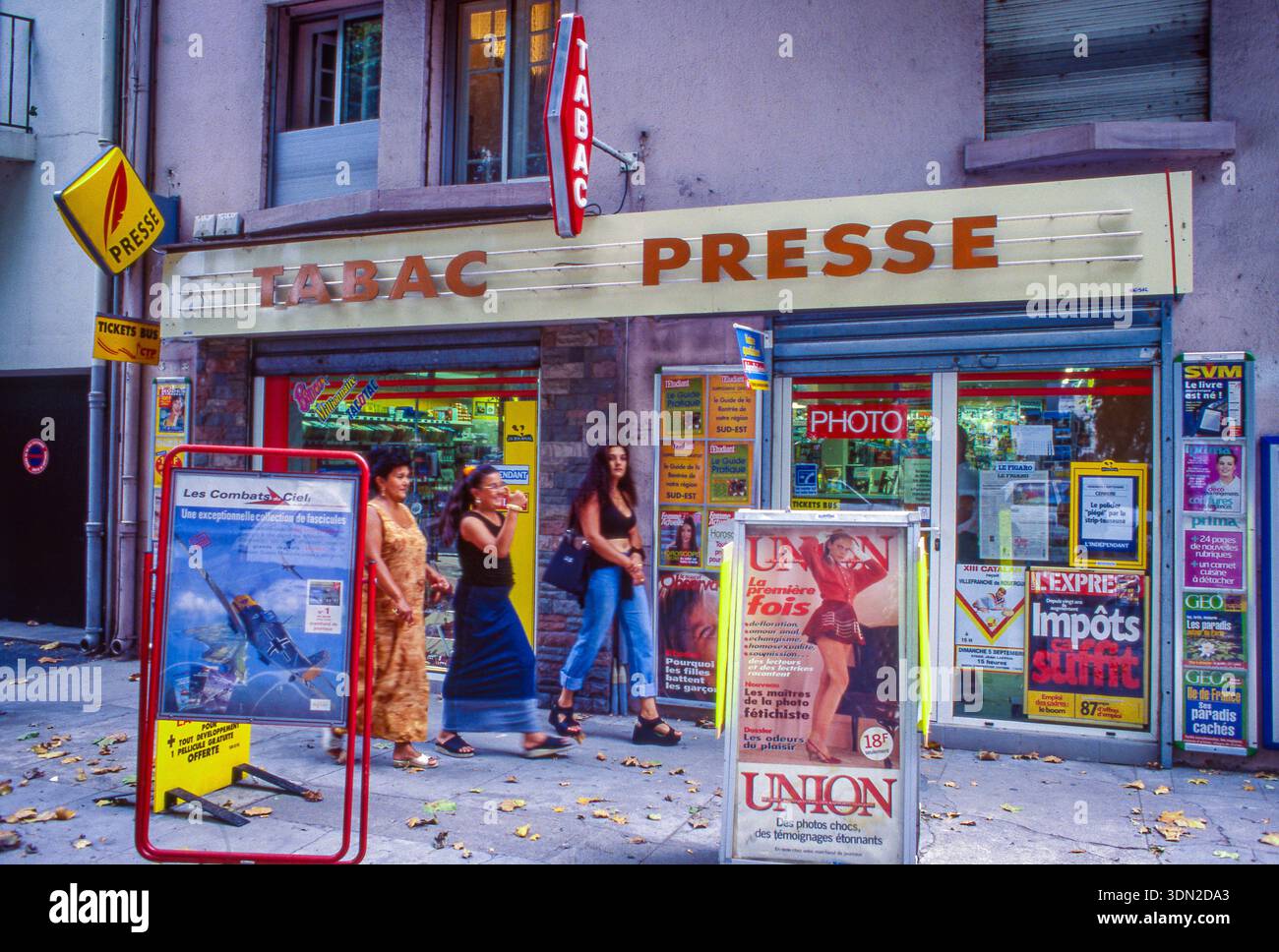France, Avignon - eine französische Tabac-Presse, die Tabak, Zeitungen und Zeitschriften verkauft. Stockfoto