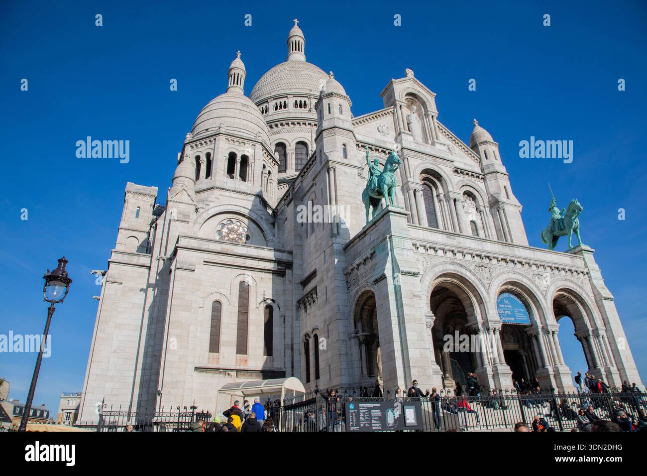 Frankreich, Paris Sacré-Cœur Basilika befindet sich auf dem Gipfel des butte Montmartre, dem höchsten Punkt der Stadt. Es ist ein beliebtes Wahrzeichen, und die s Stockfoto