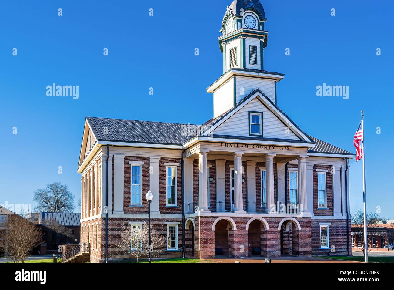 Das Chatham County Courthouse befindet sich in der Innenstadt von Pittsboro. Das Gerichtsgebäude dient als Zentrum der Verwaltung und der Justiz. Stockfoto