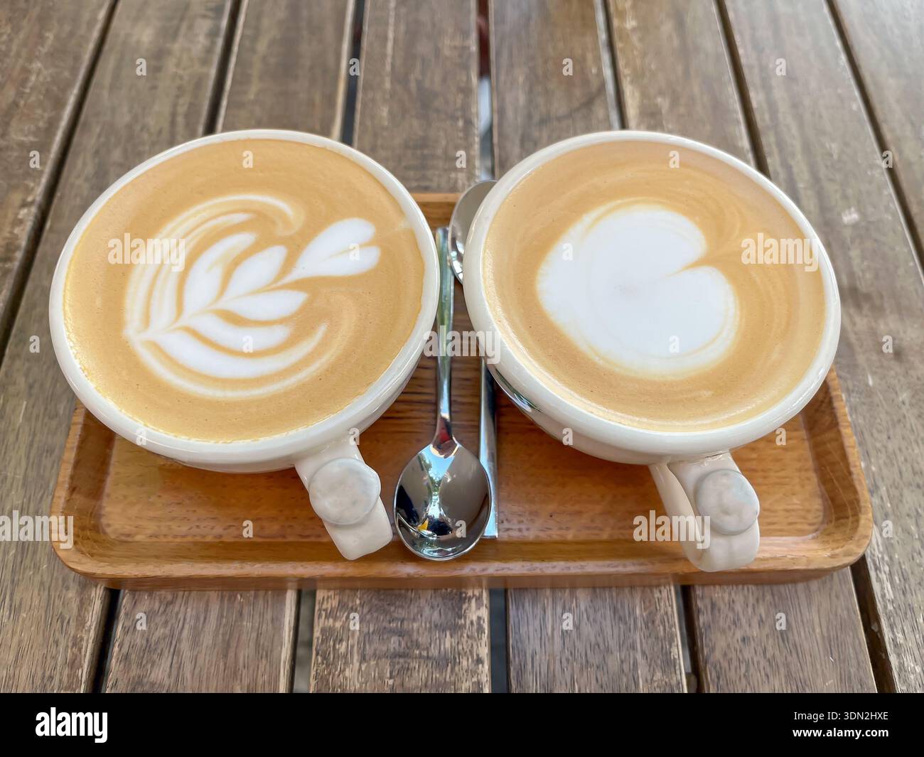Zwei Tassen Cappuccino auf einem Holztablett Stockfoto
