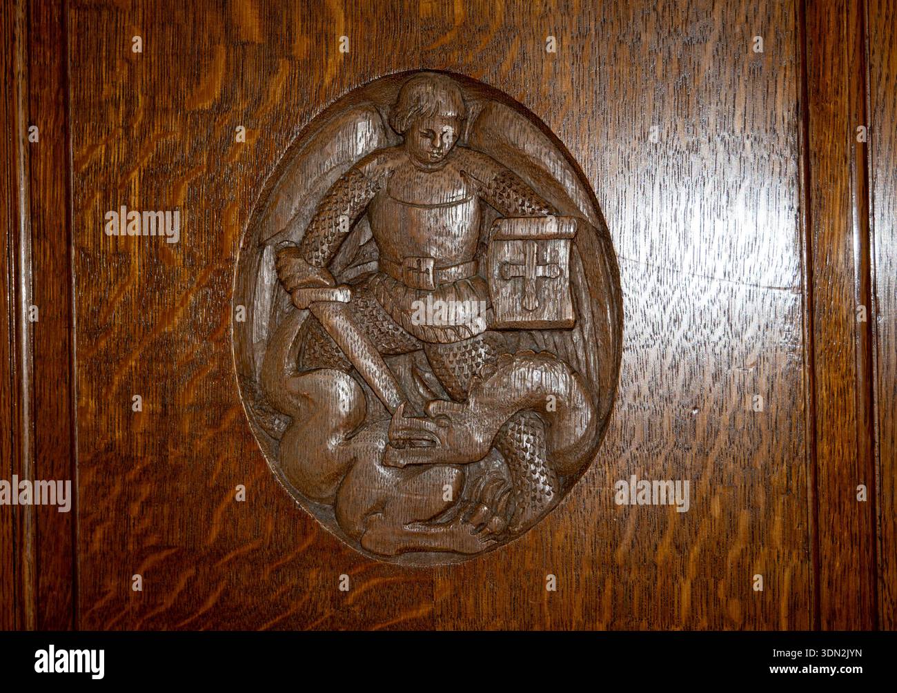 St. George and the Dragon Holzstuhl Detail, Coventry Cathedral, England, Großbritannien Stockfoto