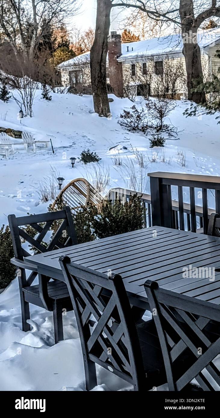 Morgensonne erhellt den Tag nach einem Winterschneesturm - Smartphone-aufgenommenes Stockfoto