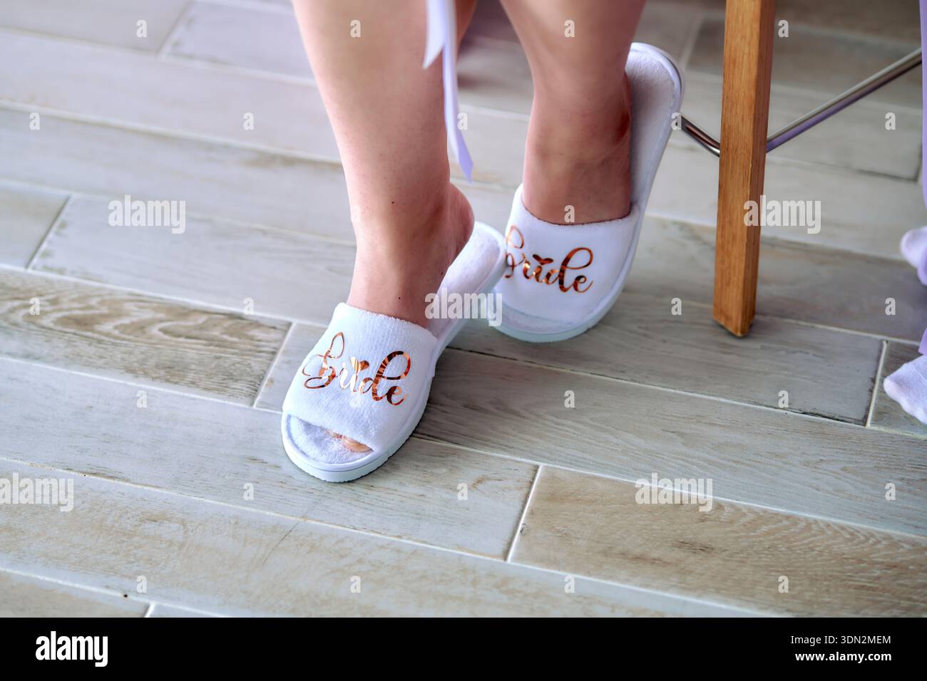 Brautpantoffeln mit Aufschrift Braut am Hochzeitmorgen Stockfoto