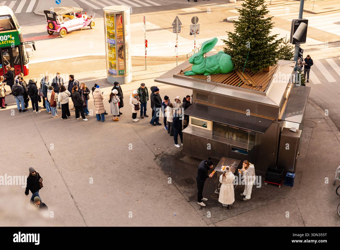 Bitzinger Würstelstand, ein berühmter Würstelstand im Albertinaplatz, Wien, Österreich. Stockfoto