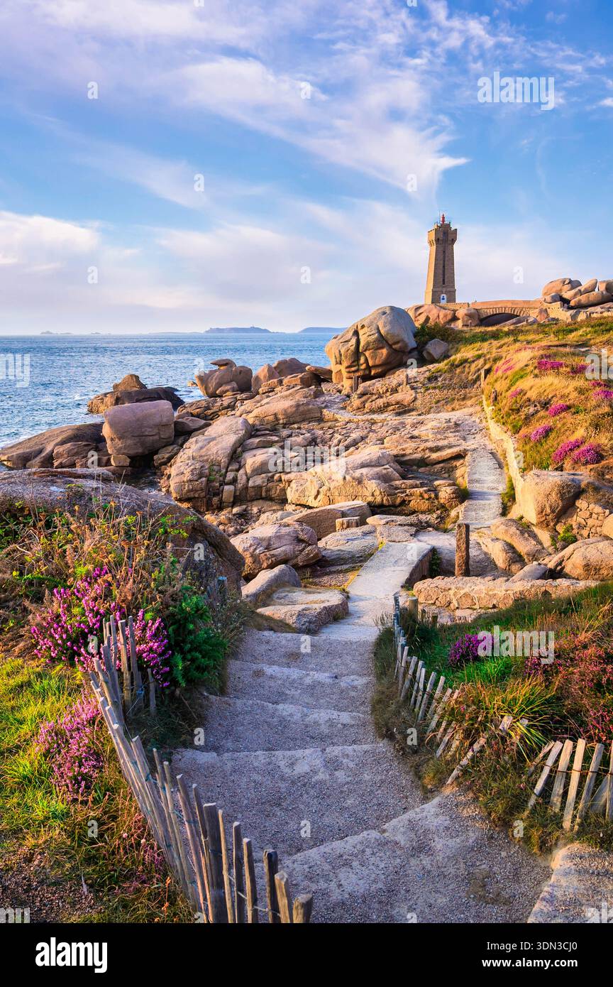 Phare de Mean Ruz an der Pink Granit Coast mit felsiger Küste und Küstenpfad in Ploumanach, Bretagne, Frankreich Stockfoto