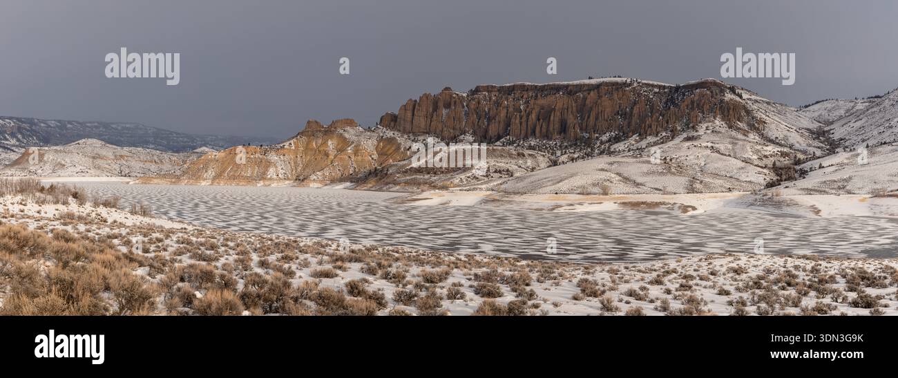 Die erodierten Formationen der Dillon Pinnacles erheben sich über der schneebedeckten, gefrorenen Oberfläche des Blue Mesa Reservoir in der Nähe von Gunnison, Colorado. Stockfoto