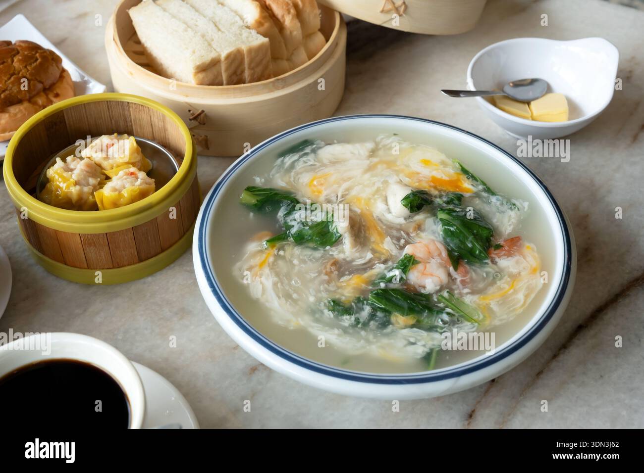 Malaysisches Frühstück im kopitiam Wat Tan Hor, Brot und Shumai Stockfoto
