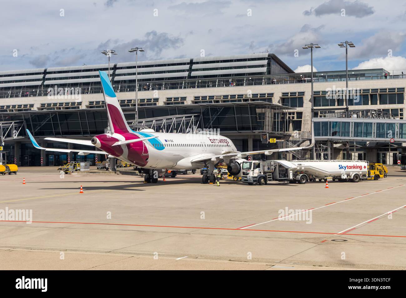 Stuttgart, Deutschland - 16. Juni 2024: Eurowings Europe Airbus A320 am Flughafen Stuttgart. Stockfoto