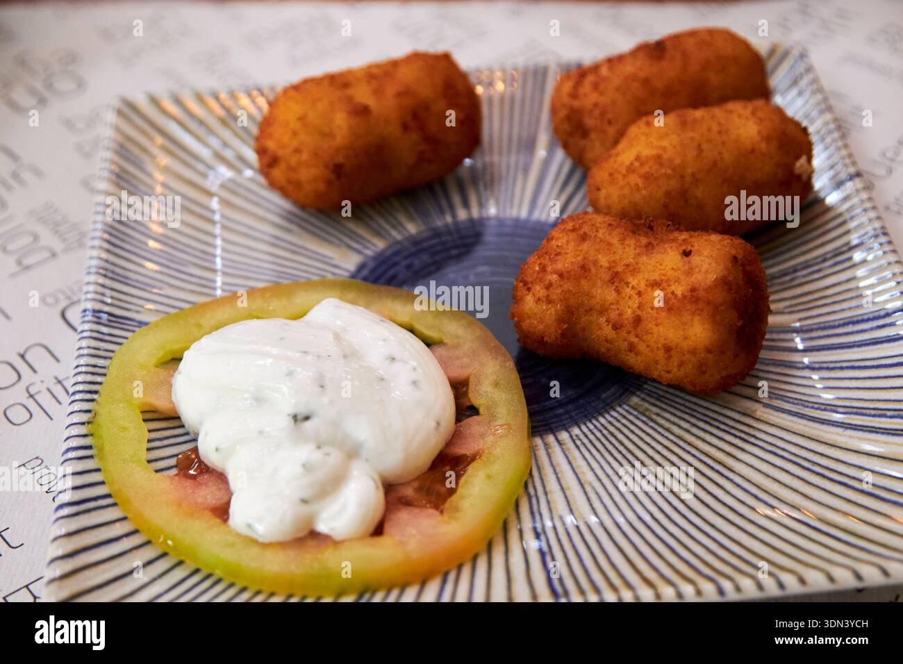 kanarische Hähnchenkroketten Kroketten mit Tomaten und Sauce als Vorspeise im Menü del Dias santa cruz de teneriffa kanarische Inseln spanien Stockfoto