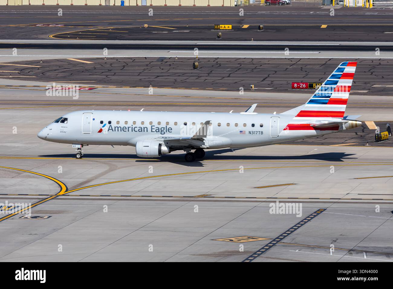 Phoenix, USA - 9. November 2025: American Eagle, das von einem Flugzeug des Envoy Air Embraer 175 am Flughafen Phoenix in den USA betrieben wird. Stockfoto