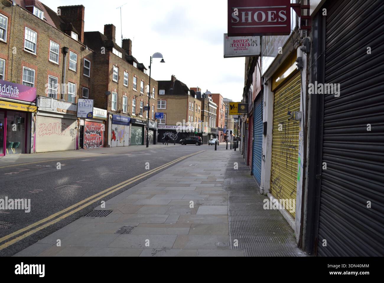 Ruhige Londoner Straße mit geschlossenen Geschäften Stockfoto