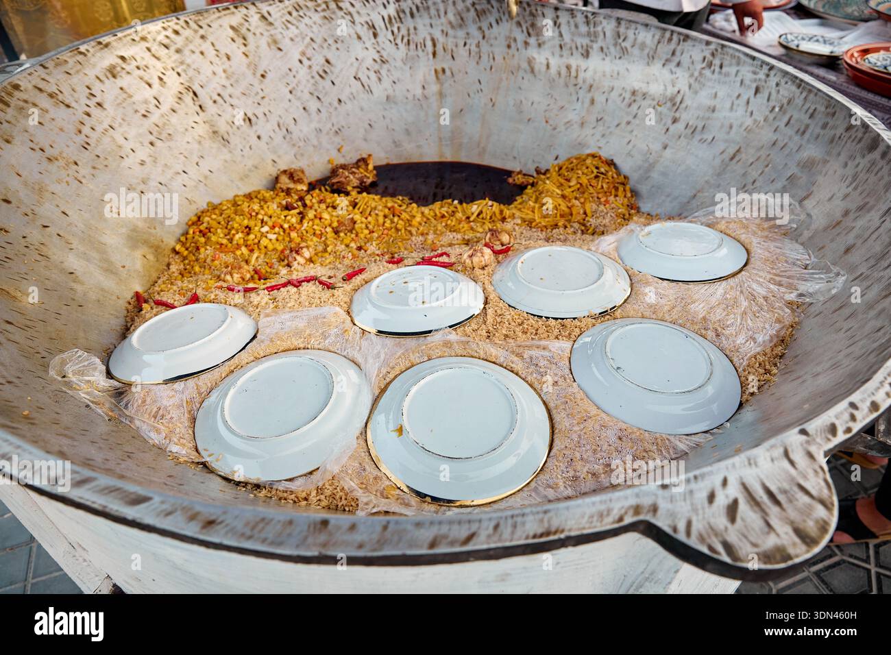 Kochen von Plov im Kasan-großen Gericht im Plov-Zentrum von Taschkent, Usbekistan Stockfoto