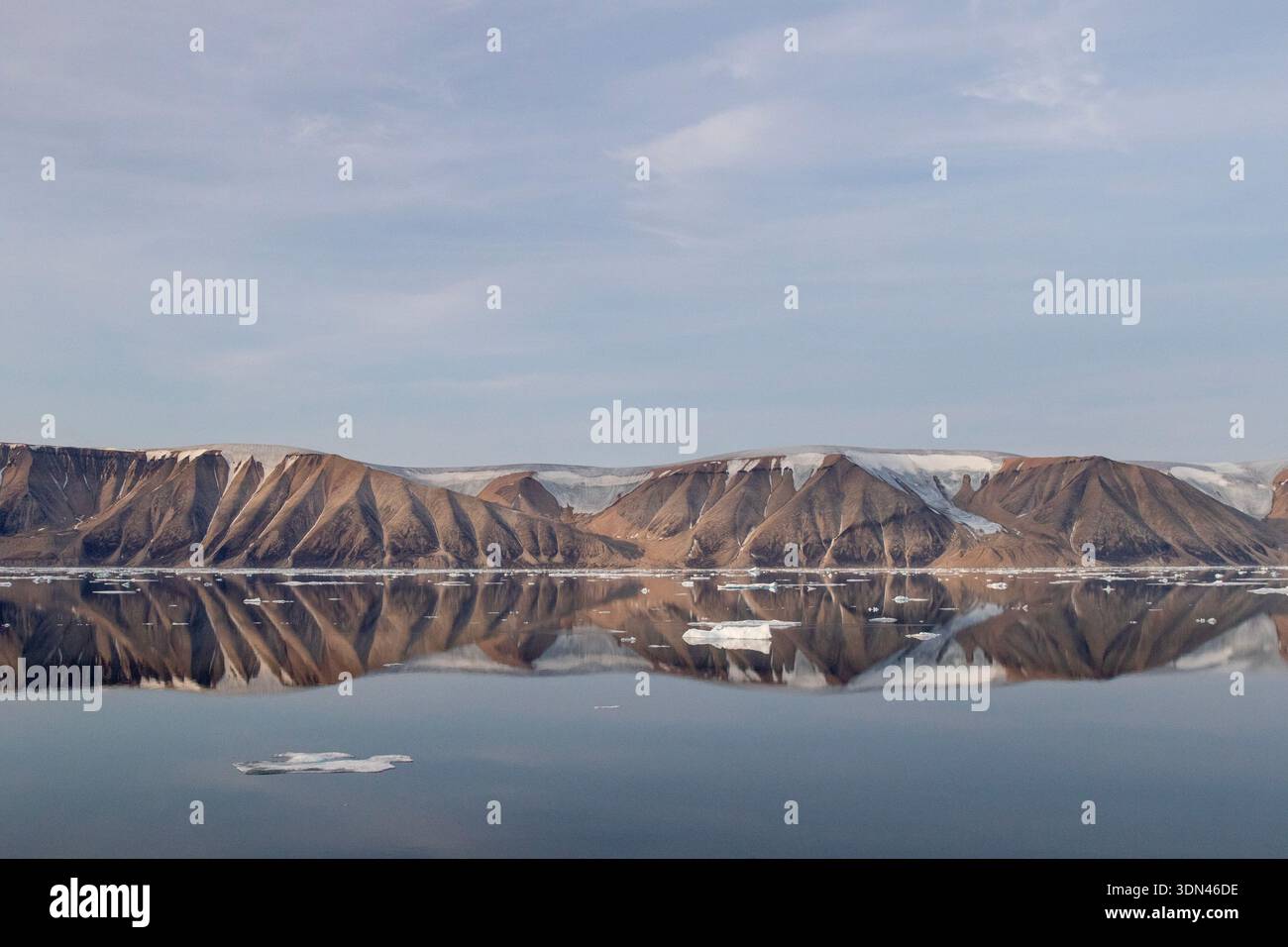 Arktis, Grönland, nördliche Berge reflektieren den Ozean Stockfoto