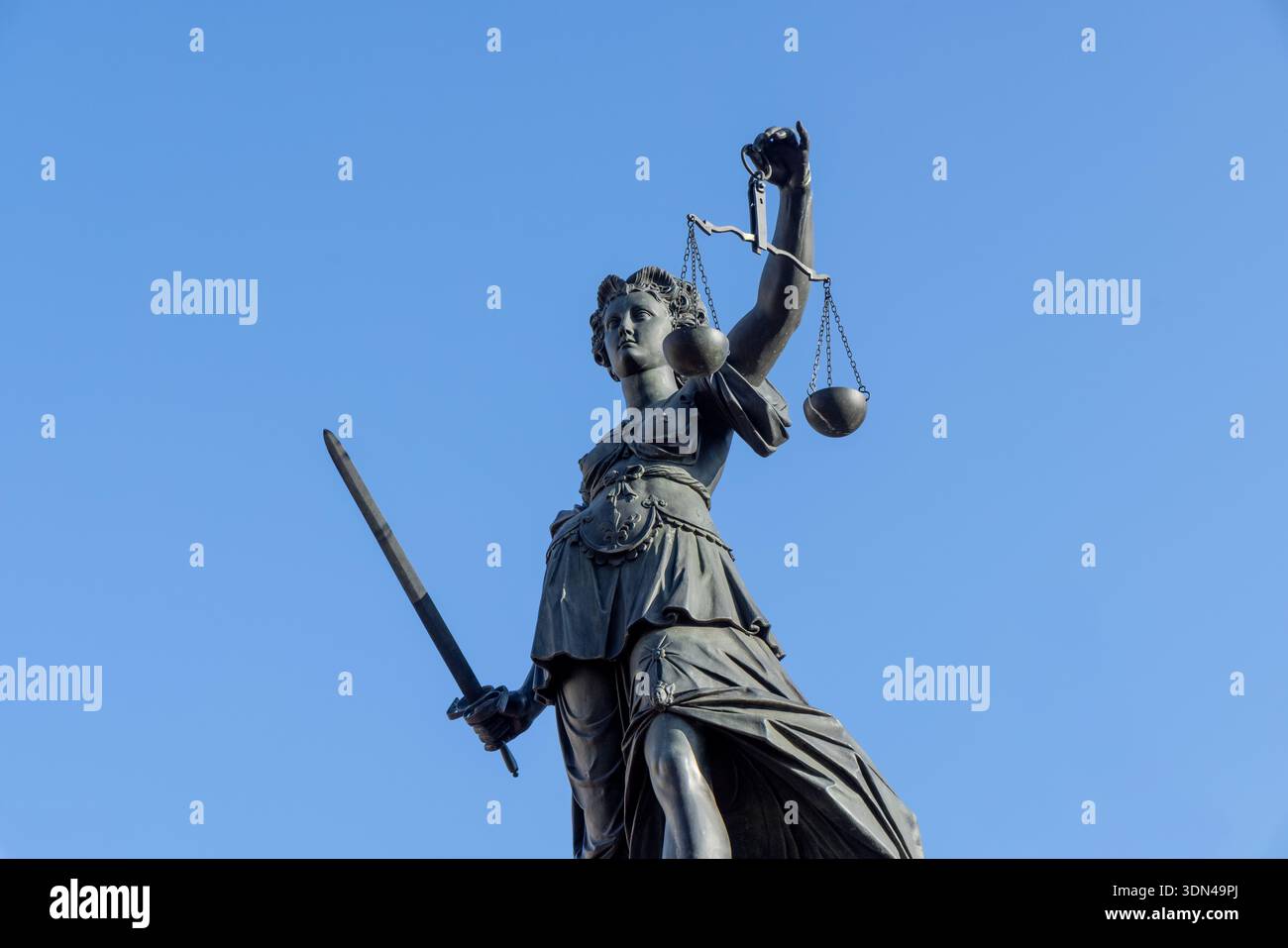 Historische Statue der Justizdame - Justitia - in Frankfurt mit Skala und Schwert Stockfoto