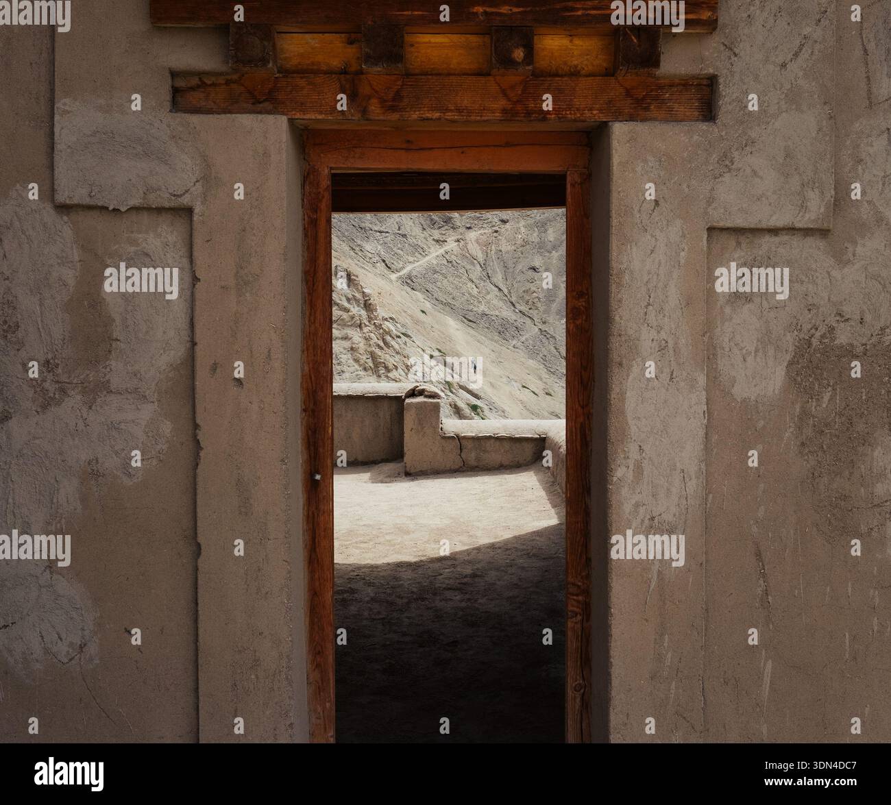 Geometrische Architektur Geometrische Ansicht der traditionellen tibetischen Architektur im Temo Gompa in Leh Ladakh Nordindien mit Steintreppen und Holztüren Stockfoto