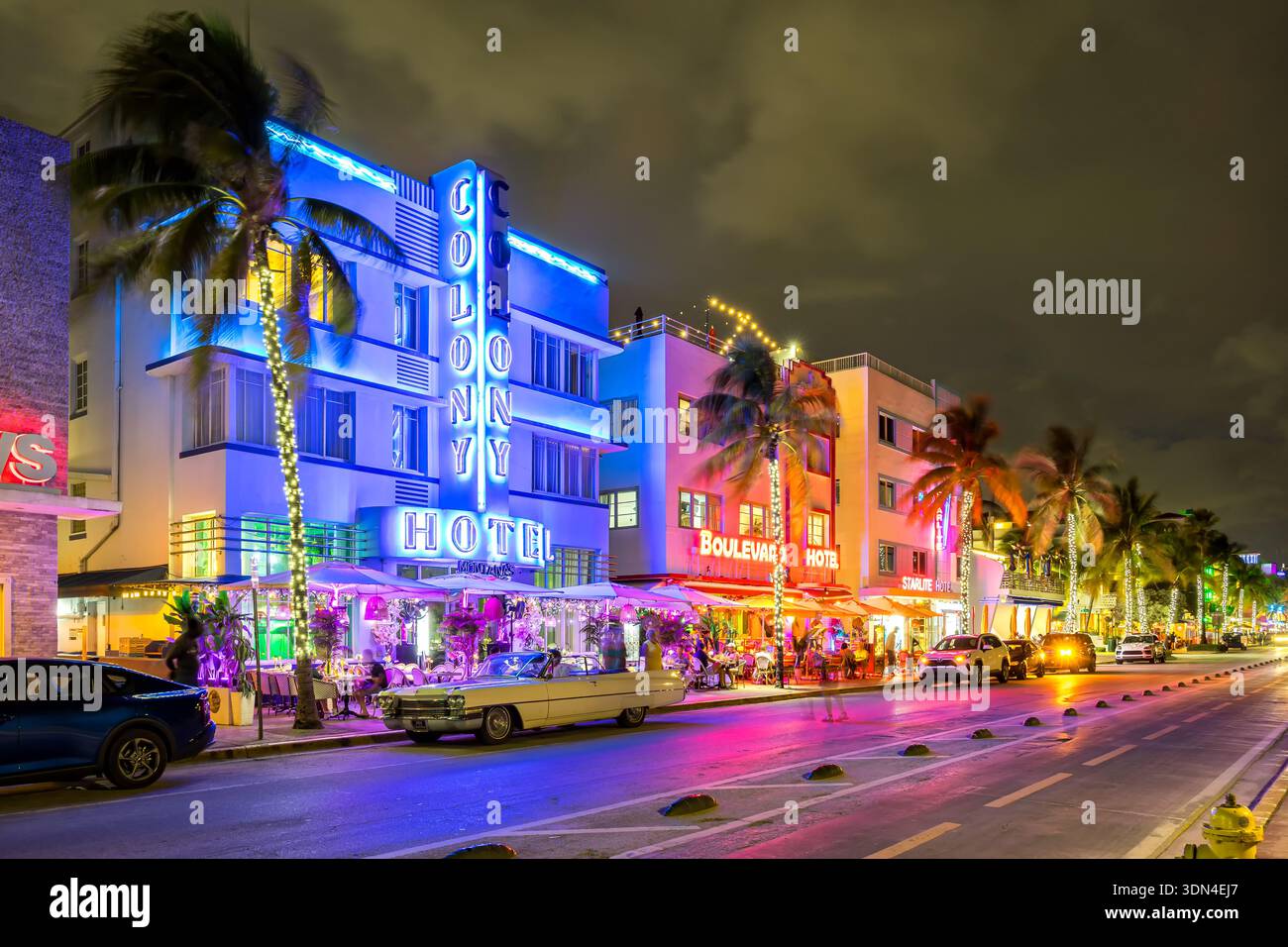 Miami Beach, Vereinigte Staaten - 4. November 2025: Miami Beach Florida Gebäude am Ocean Drive im Art déco-Architekturstil bei Nacht in Miami Beach, UN Stockfoto