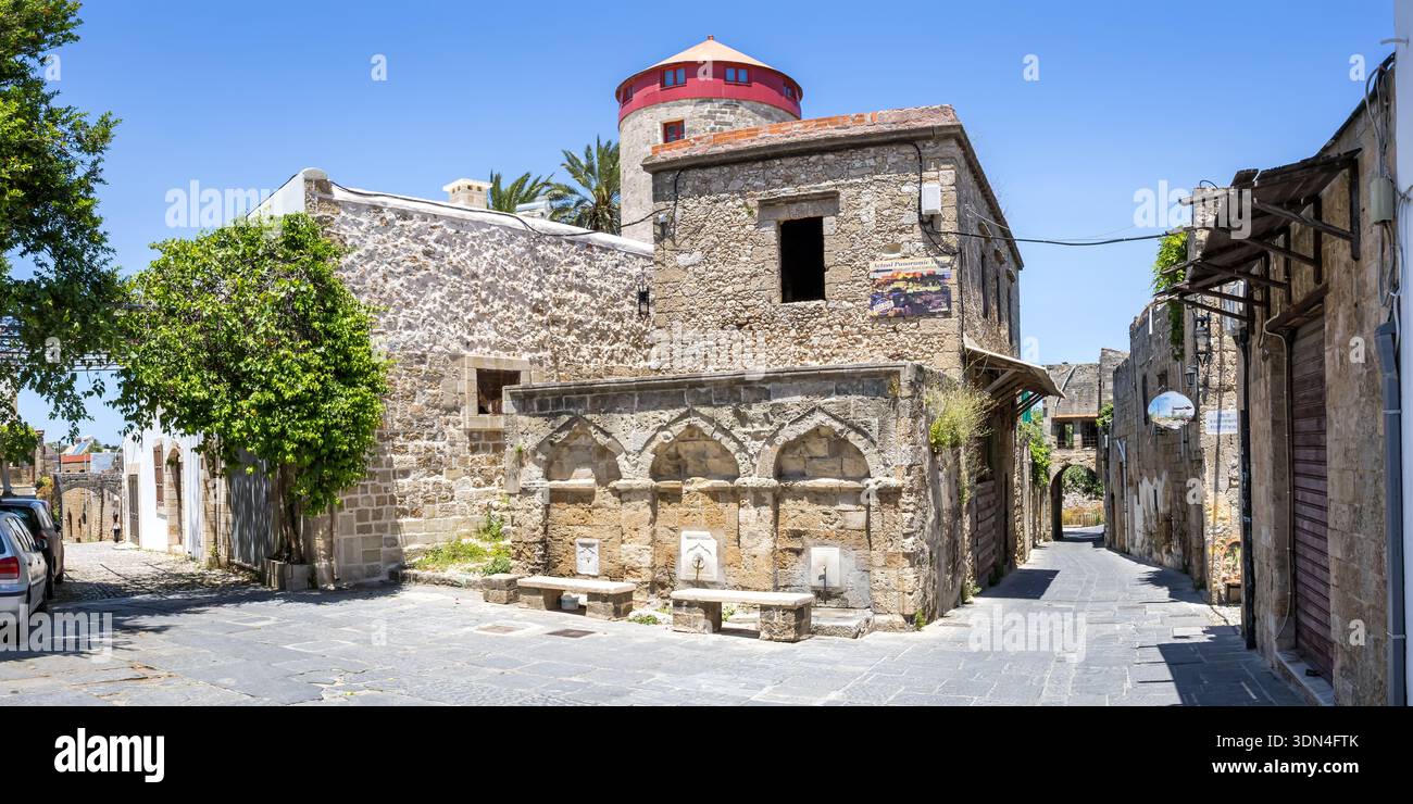 Osmanischer Brunnen und Windmühle in der historischen Altstadt aus dem Mittelalter Panorama auf Rhodos, Griechenland Stockfoto