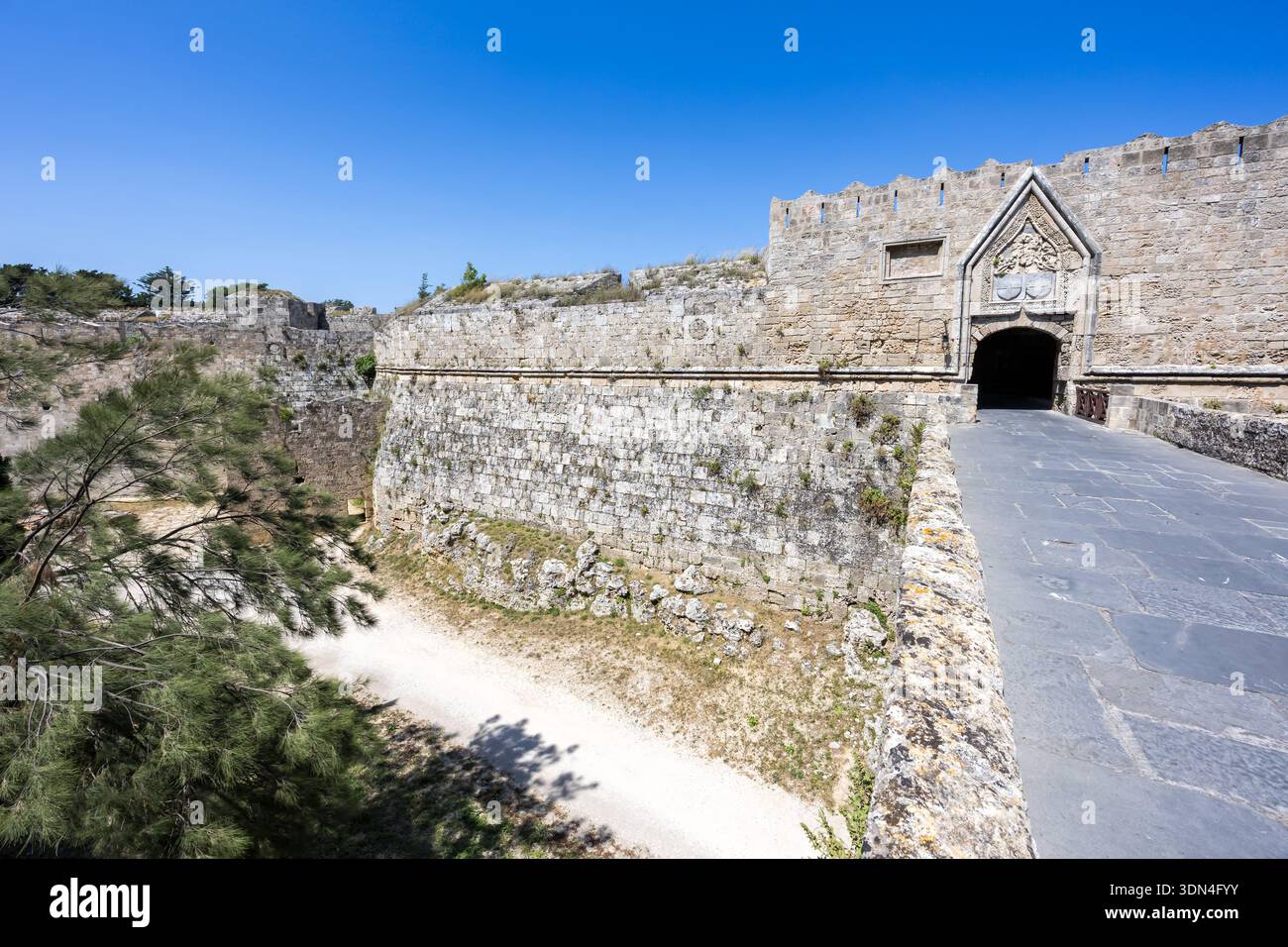 Rotes Tor aus dem Mittelalter in der Stadtmauer der historischen alten Altstadt von Rhodos, Griechenland Stockfoto